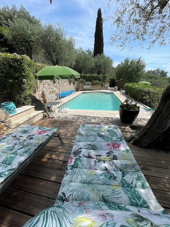 Una piscina al aire libre de temporada