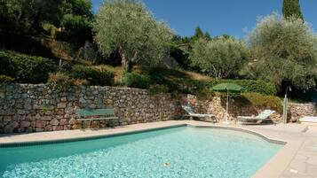 Een seizoensgebonden buitenzwembad