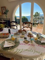 Desayuno continental gratuito y diario