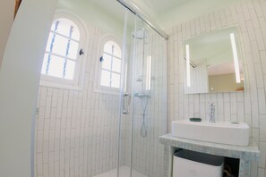 Comfort Double or Twin Room | Bathroom | Shower, rainfall showerhead, hair dryer, towels - 	Villa Daphné (Speracedes)