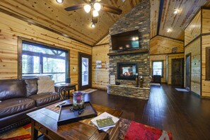 Älytelevisio, takka, kirjoja, musiikkikirjasto