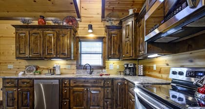 Just the Two of Us River Front Luxury Cabin -Private/Romantic/Hot Tub