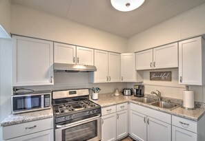 Refrigerador, cafetera y tetera, utensilios de cocina y comedor 