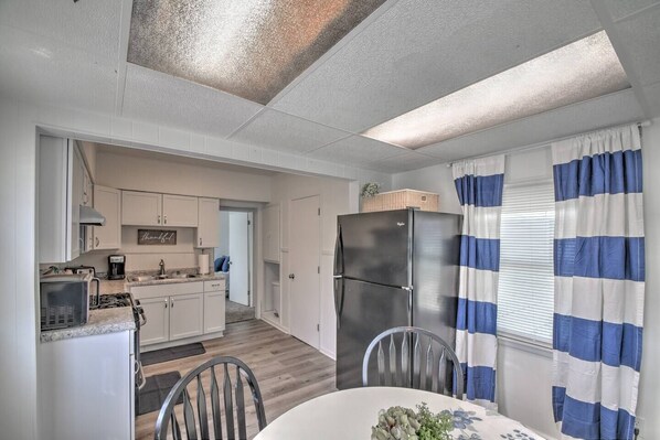 Refrigerador, cafetera y tetera, utensilios de cocina y comedor 