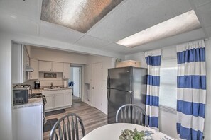 Refrigerador, cafetera y tetera, utensilios de cocina y comedor