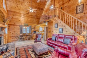 Smart TV, caminetto, videogiochi, tavolo da calcetto