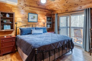 3 camere, una scrivania, postazione laptop, ferro/asse da stiro