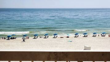 Am Strand, Liegestühle, Strandtücher