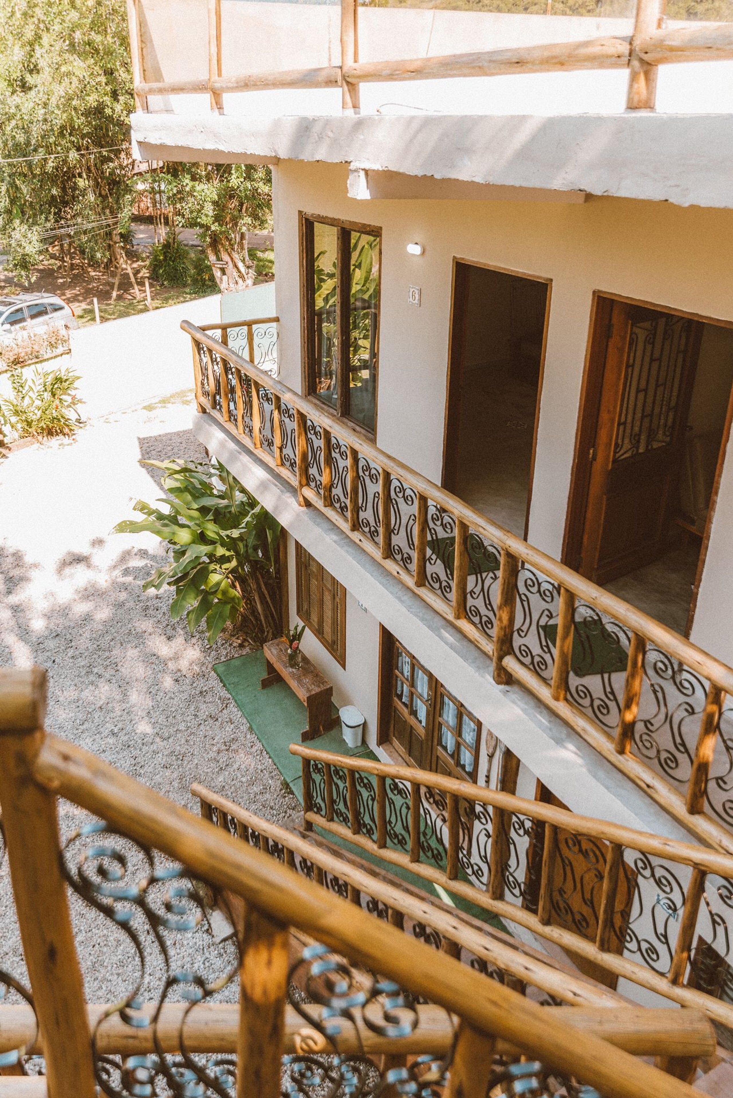 Un edificio de varios pisos con un balcón y una escalera.