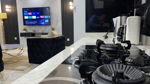 Royal studio suite | Privékeuken | Een minikoelkast, een microgolfoven, een vaatwasser, een waterkoker