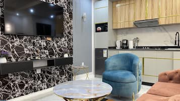 Studiosvit Senior | Vardagsrum | 55-tums smart-tv med satellitkanaler och tv