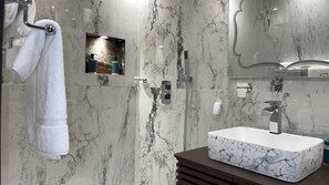 ジュニア スタジオスイート | バスルーム | シャワー、レインフォールシャワー、ヘアドライヤー、タオル