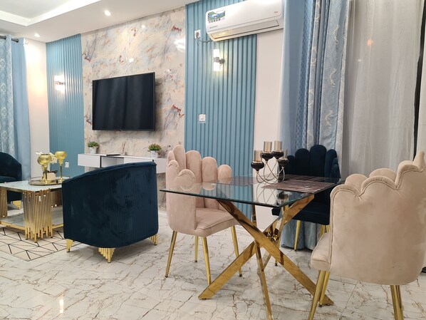 Deluxe studio suite | Woonruimte | Een 55-inch smart-tv met satellietzenders en televisie