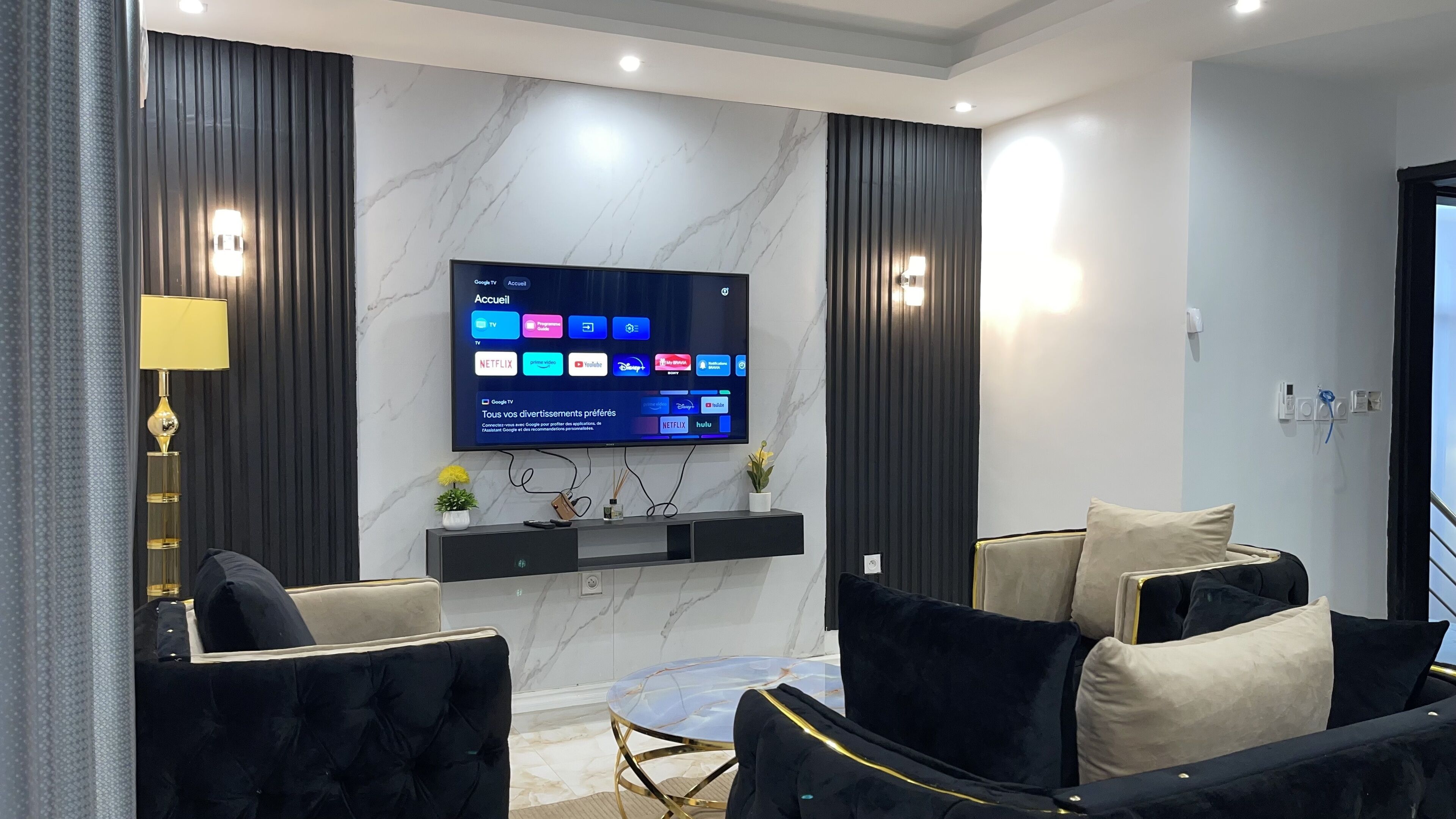 Suite estudio Royal | Zona de estar | Smart TV de 55 pulgadas con canales por satélite, una televisión