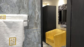 Studiosvit Senior | Badrum | Dusch, regndusch, hÄrtork och handdukar