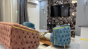 Senior studio suite | Woonruimte | Een 55-inch smart-tv met satellietzenders en televisie