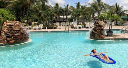 Luxury Lakeview Condo - Golf - Screened Lanai - Resort Pool - Hot tub - Gym