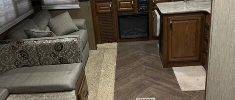 Een televisie en een open haard