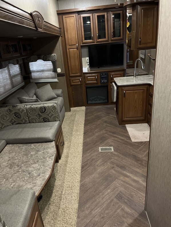 TV, fireplace - Relaxing 5th Wheel Camper for EAA (Rosendale)