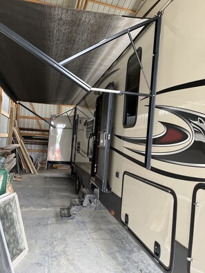 Interior - Relaxing 5th Wheel Camper for EAA (Rosendale)