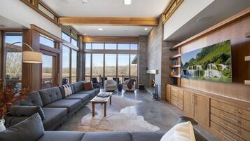 Una Smart TV, una chimenea, un reproductor de DVD, un futbolín