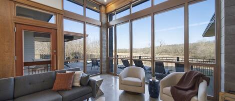 Una Smart TV, una chimenea, un reproductor de DVD, un futbolín