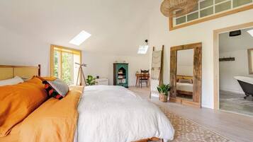 3 bedrooms, desk, iron/ironing board, free WiFi