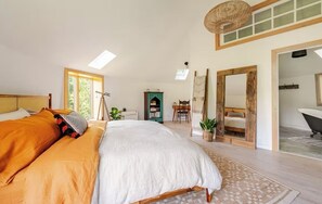 3 bedrooms, desk, iron/ironing board, free WiFi
