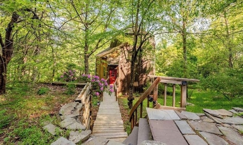 Cozy Silo with Sunset Mountain Views near Woodstock
