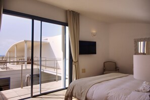 3 makuuhuonetta, tallelokero huoneessa, työpöytä, silitysrauta/-lauta