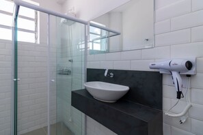 Estudio básico | Baño | Ducha, secador de pelo, toallas y papel higiénico