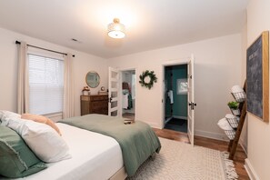 2 Schlafzimmer, Schreibtisch, Bügeleisen/Bügelbrett, Reisekinderbett