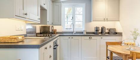 Een vaatwasser, een kinderstoel