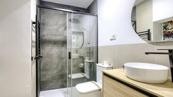 Een douche, een haardroger, handdoeken
