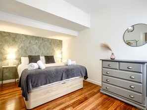 2 soverom, strykejern/-brett og sengetøy