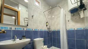 A bathroom with a sink, toilet, and shower. - Madrid Delicias II - One-bedroom apartment (Madrid)