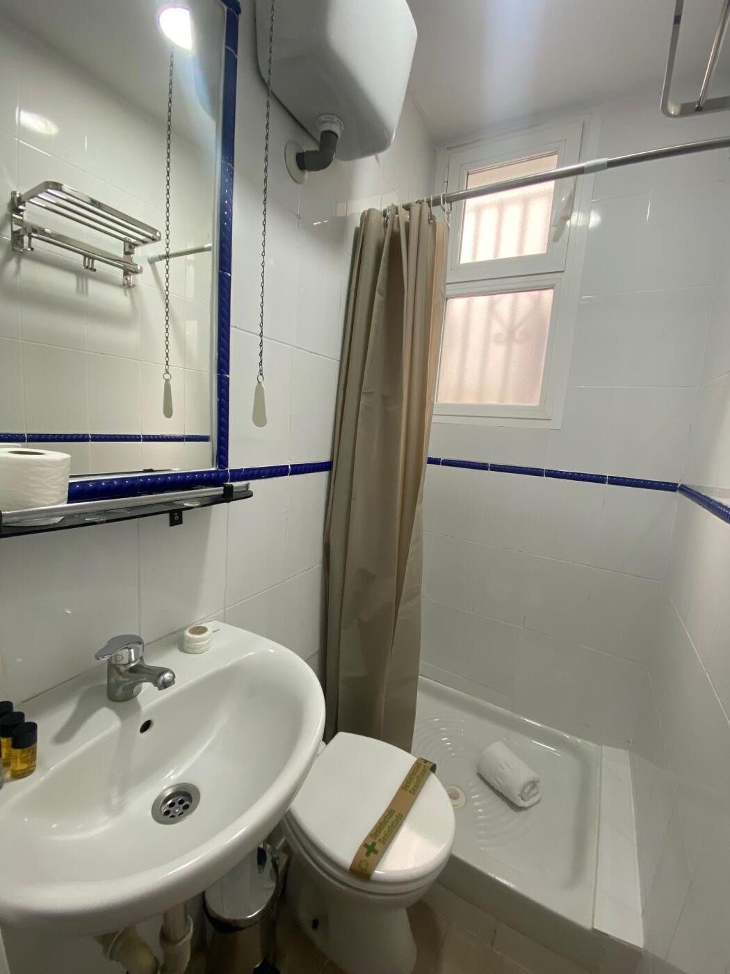 Een douche, een haardroger, handdoeken