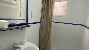 Een douche, een haardroger, handdoeken