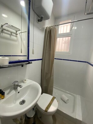 シャワー、ヘアドライヤー、タオル