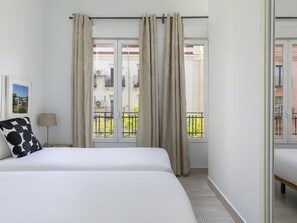 2 bedrooms, iron/ironing board, WiFi - Madrid Pacífico - Nex to Retiro Park (Madrid)