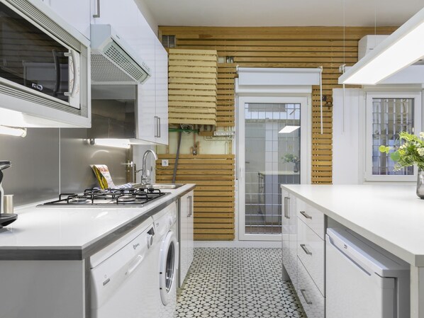 Een koelkast, een magnetron, een oven, een vaatwasser