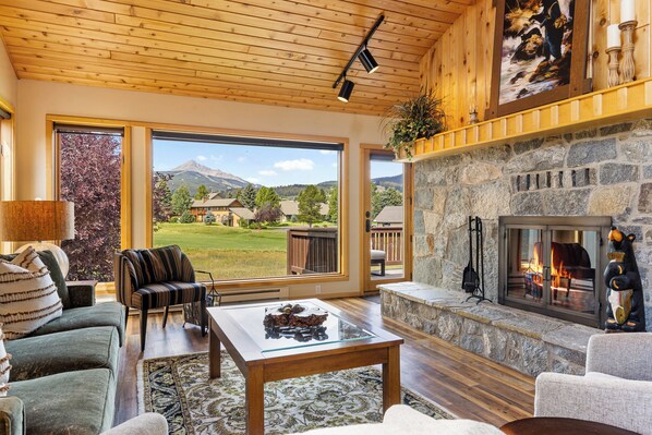 Smart TV y chimenea