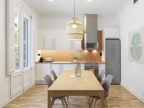 Kühlschrank, Mikrowelle, Ofen, Geschirrspüler