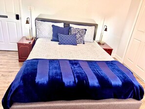 1 bedroom, desk, WiFi