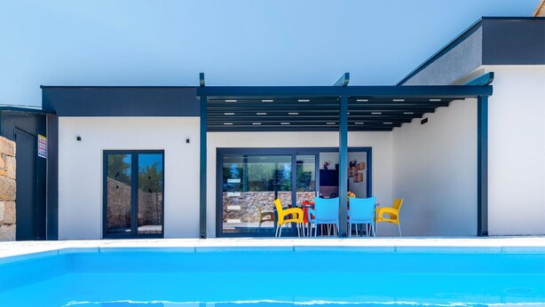 A modern poolside area with a covered seating area and a clear blue pool. - Nice home in Trbounje with WiFi (Trbounje)