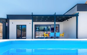 A modern poolside area with a covered seating area and a clear blue pool. - Nice home in Trbounje with WiFi (Trbounje)