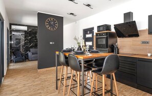 Refrigerador, horno, lavavajillas y cafetera y tetera