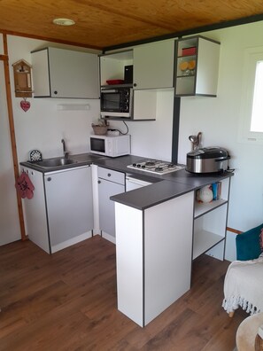 Køleskab, mikrobølgeovn, ovn, kogeplade