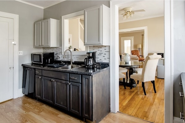 Kjøleskap, mikrobølgeovn, ovn og kokeplater