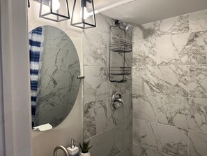 Serviettes fournies, savon, shampoing, papier toilette